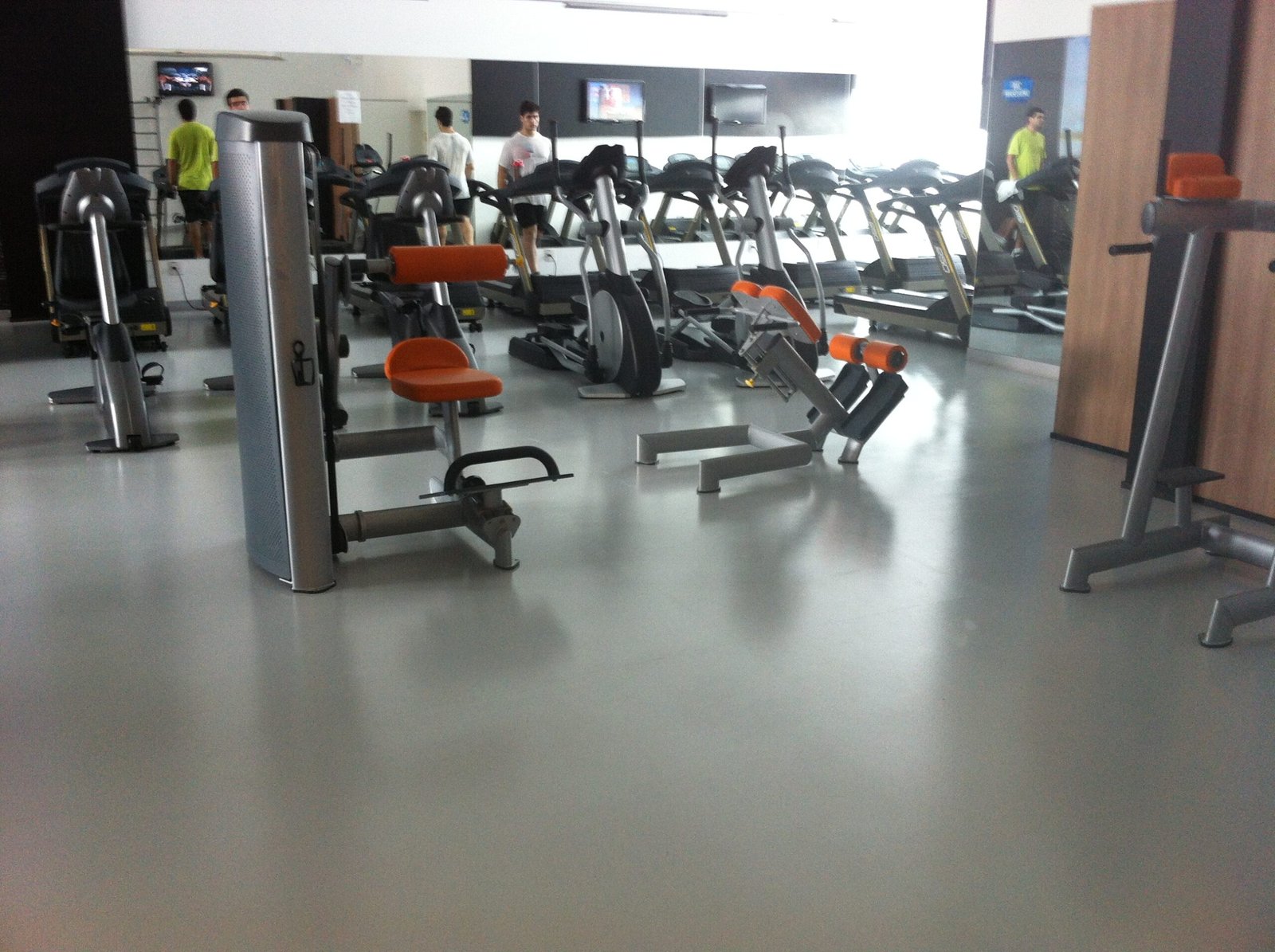 Guia de Piso Antiderrapante: Segurança, Durabilidade e Design Funcional. 3 piso antiderrapante em academias