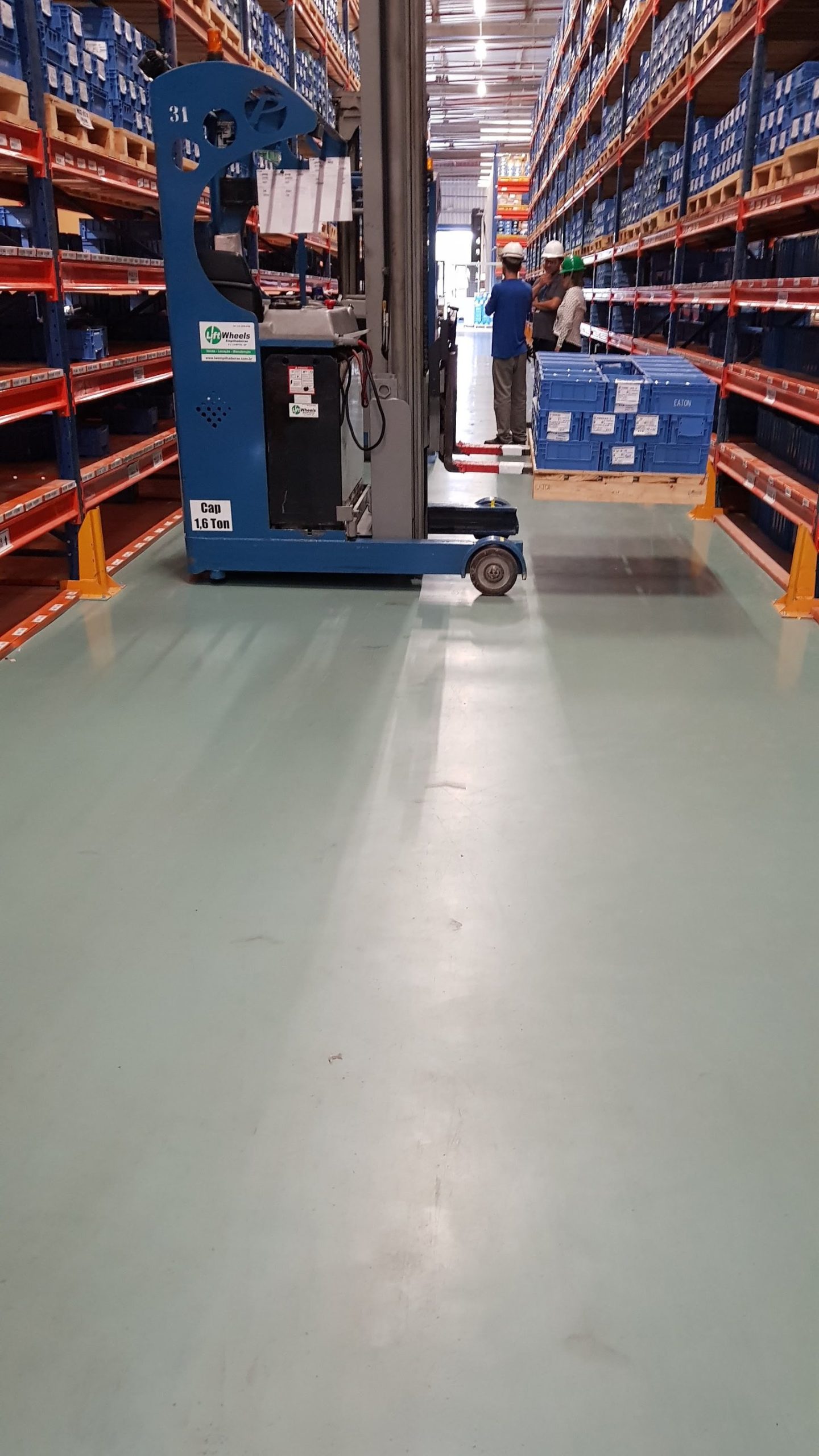 Resina Epóxi: O Segredo por Trás do Piso Perfeito em Indústrias, Lojas e Garagens 2 piso com resina epóxi