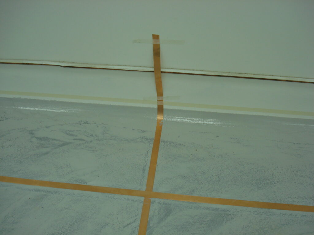 Detalhe de junta de dilatação em piso epóxi industrial