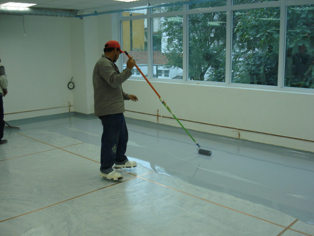 Aplicação de resina epóxi autonivelante com rolo nivelador