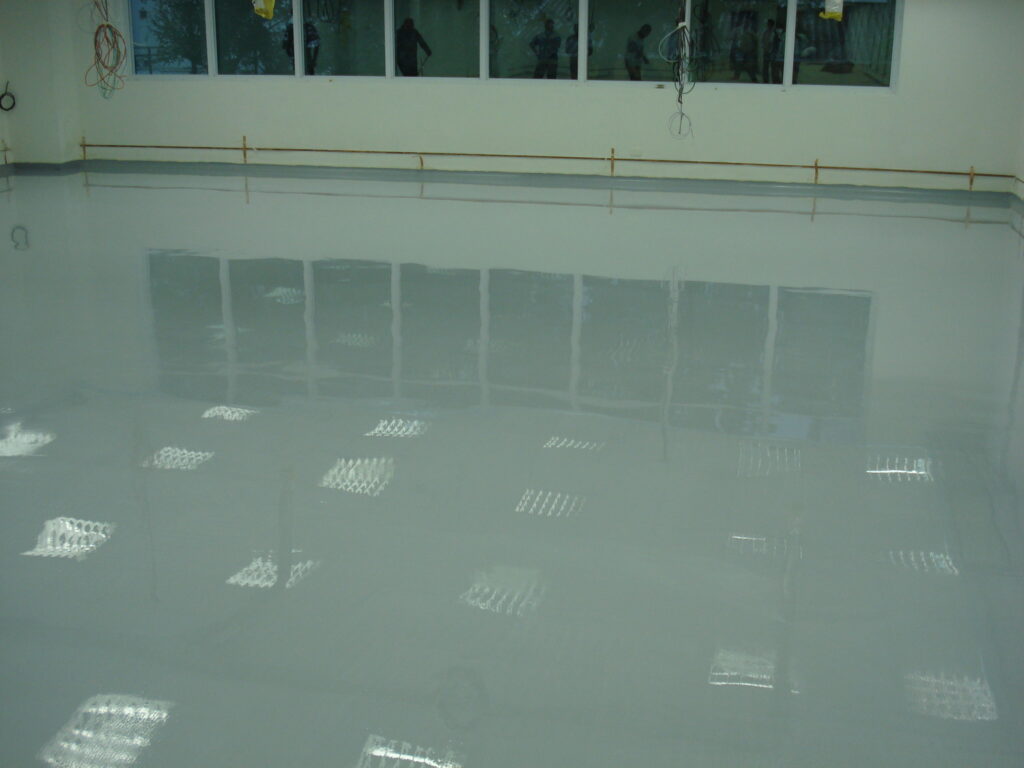 Piso epóxi autonivelante branco com acabamento alto brilho