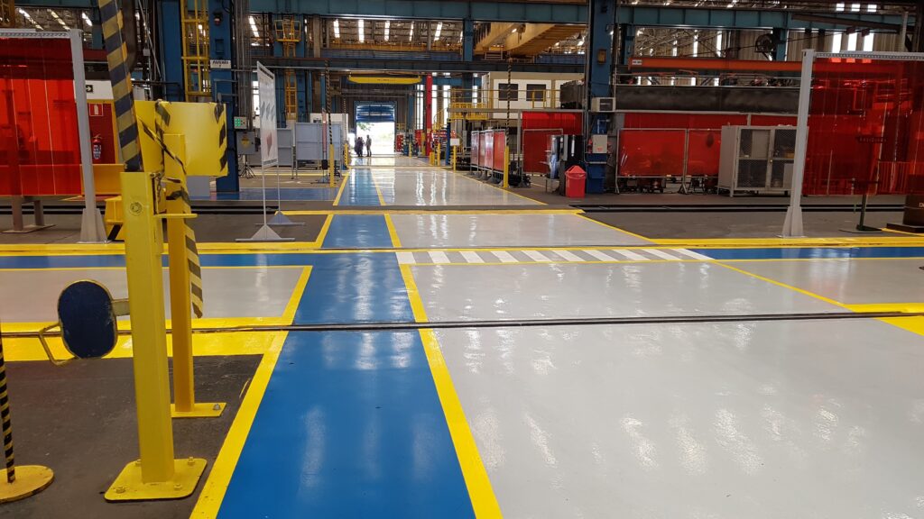 Pintura epóxi para piso industrial com sinalização de segurança
