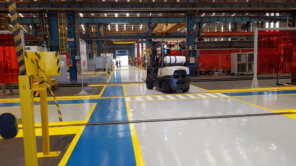 Piso industrial com demarcação de segurança em fábrica