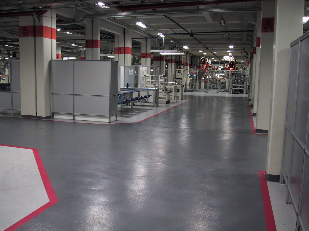 Piso industrial em epóxi cinza para fábrica automatizada