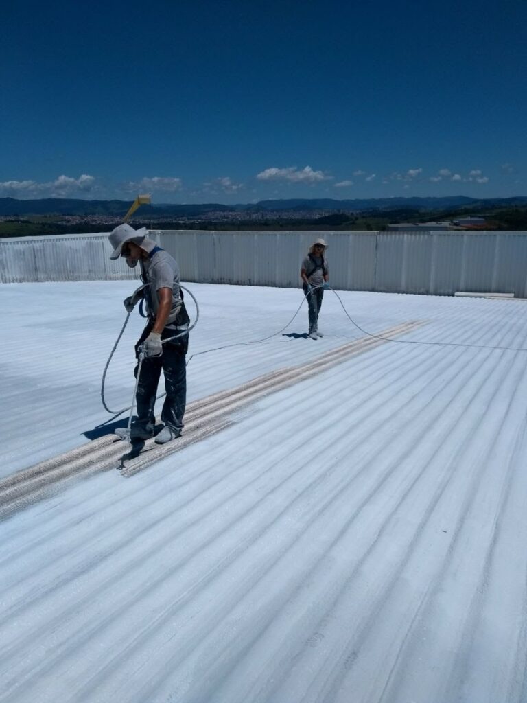 Impermeabilização de telhado metálico com pintura térmica branca