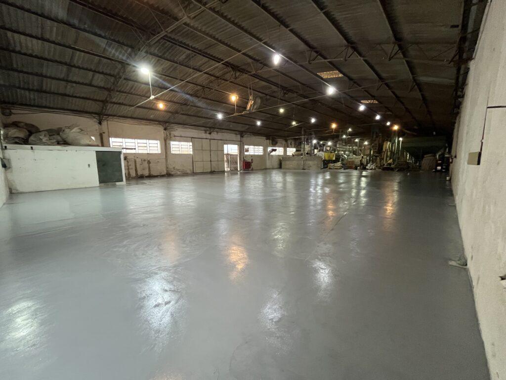 Piso industrial epóxi em galpão logístico